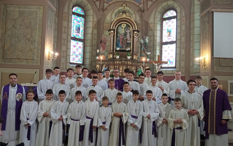 U Župi Navještenja BDM u Velikoj Gorici u službu uvedeno dvanaest novih ministranata 